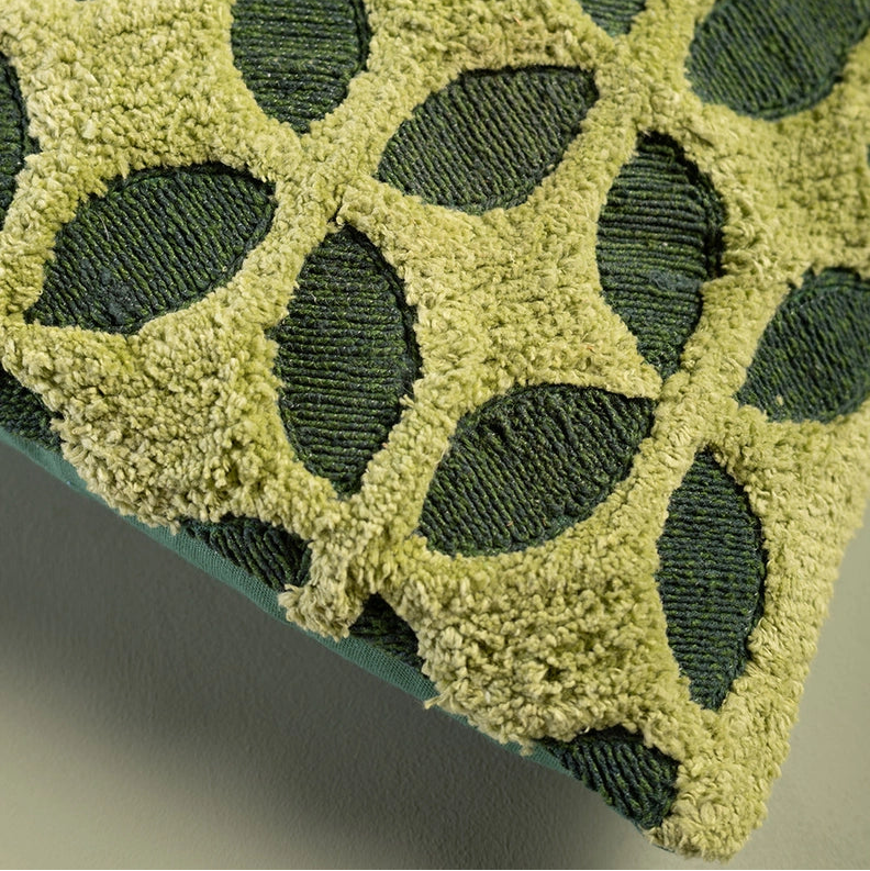 Grønn tuftet og brodert pute