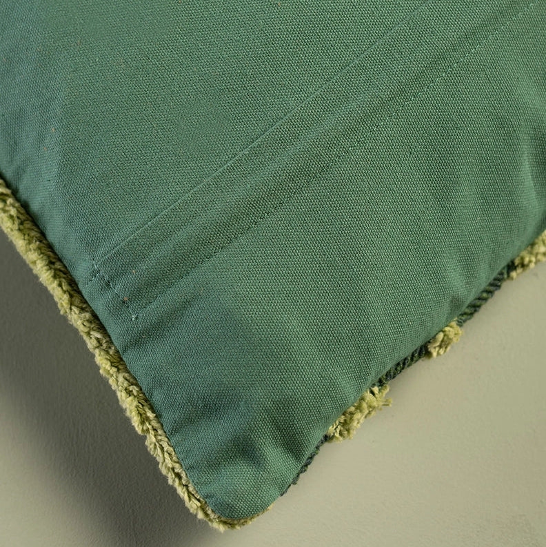 Grønn tuftet og brodert pute