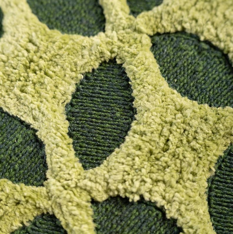 Grønn tuftet og brodert pute