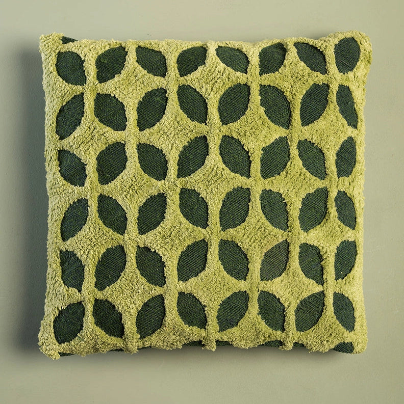 Grønn tuftet og brodert pute